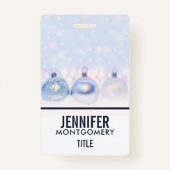 フェスティバルシルバーのクリスマスボールを雪に バッジ (裏面)