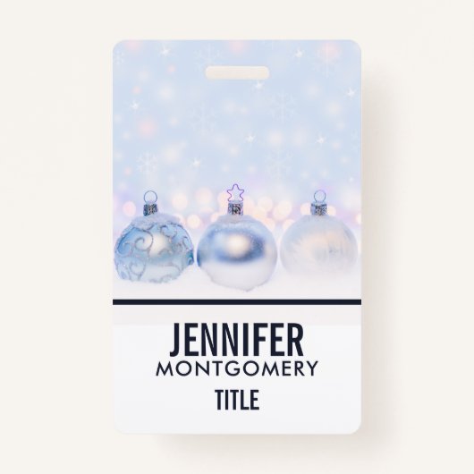 フェスティバルシルバーのクリスマスボールを雪に バッジ (裏面)