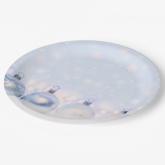 フェスティバルシルバーのクリスマスボールを雪に ペーパープレート (アングル)