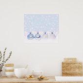 フェスティバルシルバーのクリスマスボールを雪に ポスター (キッチン)