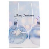 フェスティバルシルバーのクリスマスボールを雪に ミディアムペーパーバッグ (裏面)