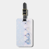 フェスティバルシルバーのクリスマスボールを雪に ラゲッジタグ (正面縦)