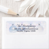 フェスティバルシルバーのクリスマスボールを雪に ラベル (インサイチュ)