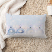 フェスティバルシルバーのクリスマスボールを雪に ランバークッション (ブランケット)