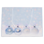 フェスティバルシルバーのクリスマスボールを雪に ラージペーパーバッグ (正面)