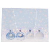 フェスティバルシルバーのクリスマスボールを雪に ラージペーパーバッグ (裏面)