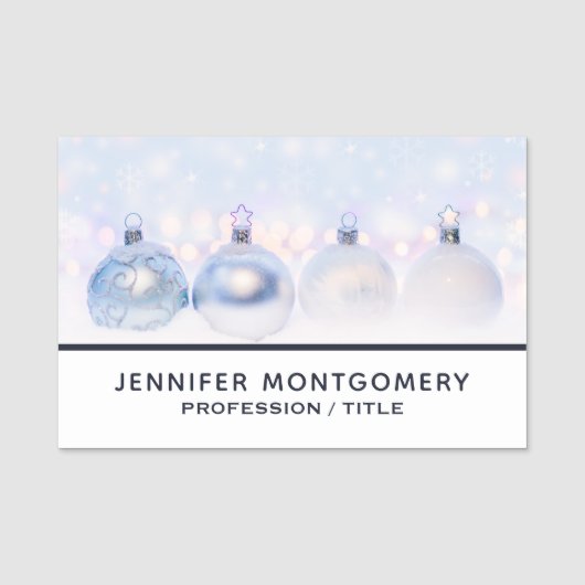 フェスティバルシルバーのクリスマスボールを雪に 名札 (正面)