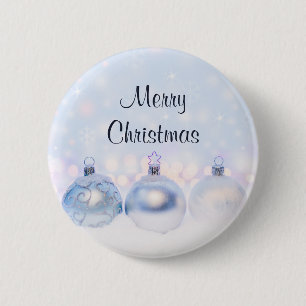 フェスティバルシルバーのクリスマスボールを雪に 缶バッジ