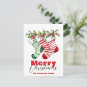 フェスティバルストライプのストッキングとグリーンクリスマス シーズンポストカード (スタンド正面)
