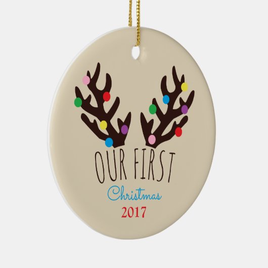 フェスティバルトナカイ〔雄ジカの〕枝角、私たちの初めてのクリスマスChri セラミックオーナメント (右)