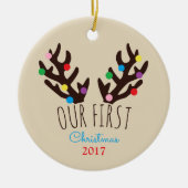 フェスティバルトナカイ〔雄ジカの〕枝角、私たちの初めてのクリスマスChri セラミックオーナメント (正面)