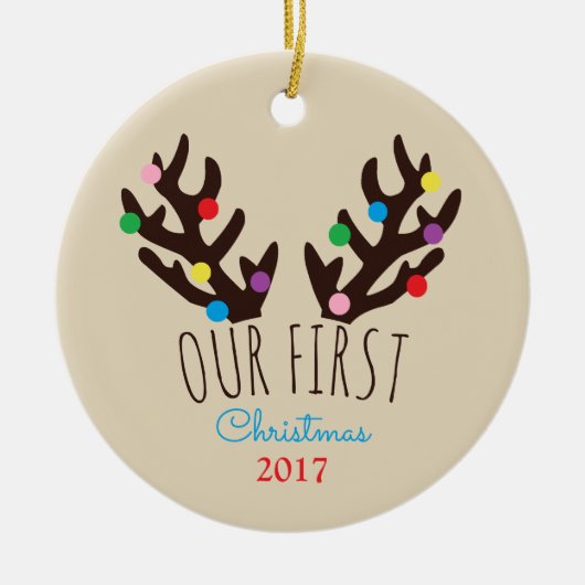 フェスティバルトナカイ〔雄ジカの〕枝角、私たちの初めてのクリスマスChri セラミックオーナメント (正面)