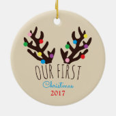 フェスティバルトナカイ〔雄ジカの〕枝角、私たちの初めてのクリスマスChri セラミックオーナメント (裏面)