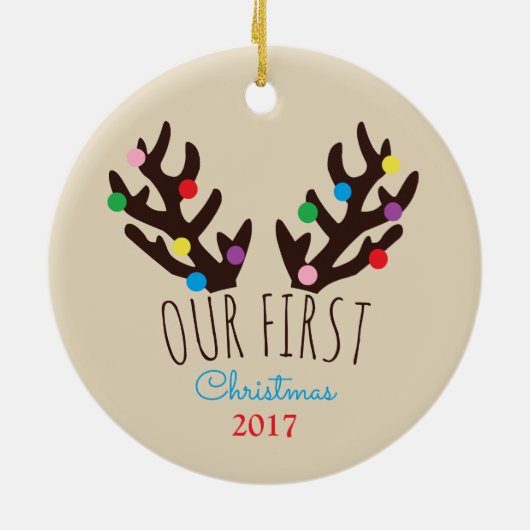 フェスティバルトナカイ〔雄ジカの〕枝角、私たちの初めてのクリスマスChri セラミックオーナメント (裏面)