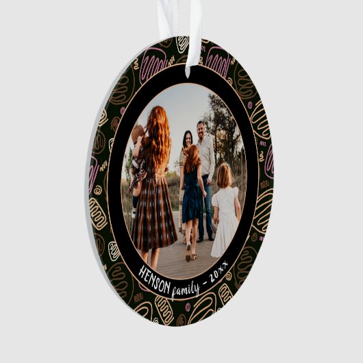 フェスティバルピンクワンラインアートクリスマスファミリーフォト オーナメント (正面)