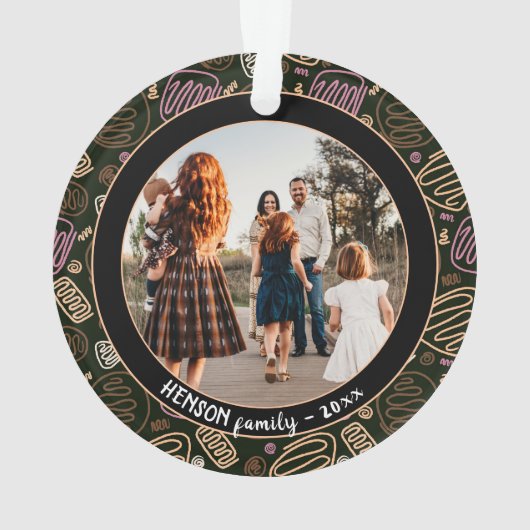 フェスティバルピンクワンラインアートクリスマスファミリーフォト オーナメント (裏面)