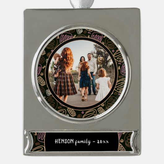 フェスティバルピンクワンラインアートクリスマスファミリーフォト シルバープレートバナーオーナメント (正面)