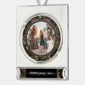 フェスティバルピンクワンラインアートクリスマスファミリーフォト シルバープレートバナーオーナメント (左)