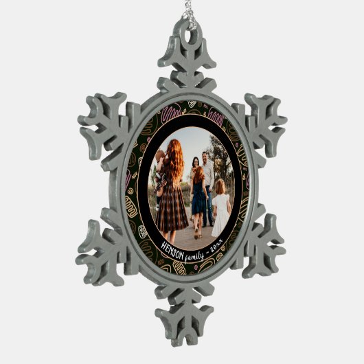 フェスティバルピンクワンラインアートクリスマスファミリーフォト スノーフレークピューターオーナメント (左)