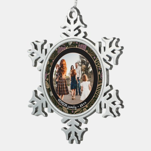 フェスティバルピンクワンラインアートクリスマスファミリーフォト スノーフレークピューターオーナメント (右)