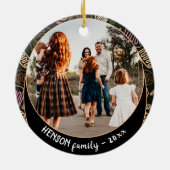 フェスティバルピンクワンラインアートクリスマスファミリーフォト セラミックオーナメント (裏面)