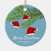 フェスティバルブルーサンタハットパインブランチメリークリスマス セラミックオーナメント (正面)