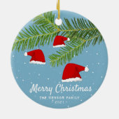 フェスティバルブルーサンタハットパインブランチメリークリスマス セラミックオーナメント (裏面)