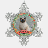 フェスティバルペットフォトベリーリースクリスマスメメント スノーフレークピューターオーナメント (正面)