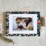 フェスティバルホリーパターンメリークリスマスフォト シーズンポストカード<br><div class="desc">メリークリスマス!このカスタマイズ可能なクリスマスポストカードで家族や友人に暖かい挨拶を送る。濃い緑の背景に水色のホリーパターンを採用。詳細を追加してパーソナライズこの植物写真クリスマスカードは他の色やカードストックで利用可能である。</div>