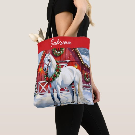 フェスティバルホワイトホースと冬の納屋クリスマス トートバッグ (クローズアップ)