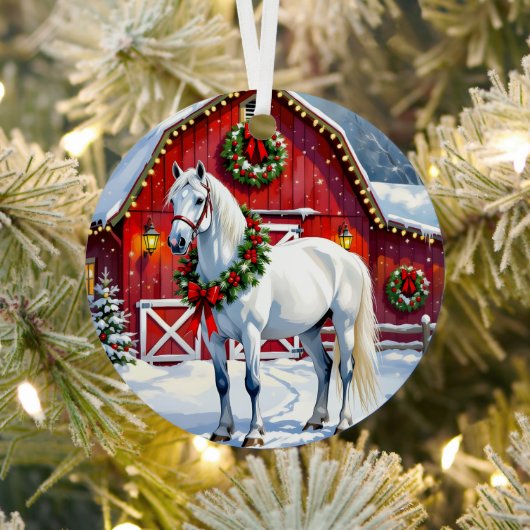 フェスティバルホワイトホースと冬の納屋クリスマス メタルオーナメント (インサイチュ)