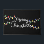 フェスティバルメリークリスマスドアマット ドアマット<br><div class="desc">フェスティバルの休日のライトメリークリスマスドアマット黒い背景に設定。大きな組み合わせドアマットを見るために私たちユニークの店を訪れる。</div>