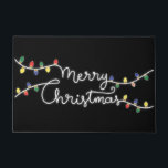 フェスティバルメリークリスマスドアマット ドアマット<br><div class="desc">フェスティバルの休日のライトメリークリスマスドアマット黒い背景に設定。大きな組み合わせドアマットを見るために私たちユニークの店を訪れる。</div>