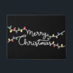 フェスティバルメリークリスマスドアマット ドアマット<br><div class="desc">フェスティバルの休日のライトメリークリスマスドアマット黒い背景に設定。大きな組み合わせドアマットを見るために私たちユニークの店を訪れる。</div>
