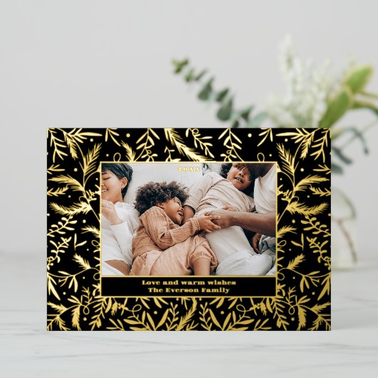 フェスティバルモダンの華やかなクリスマス家族3枚の写真 箔シーズンカード (立ち正面)