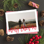 フェスティバルモダンレッドスクリプトメリークリスマス1写真 シーズンカード<br><div class="desc">このモダンもエレガントクラシックの白い背景の上に横向きの写真を置き、赤い文字の中に「メリー・クリスマス」と書かれた挨拶を載せている。このデザインは独身の前面に水平の写真を取り付ける。カードの背面は調整パターストライプンで赤と白すが、必要に応じて取り外もしせる。背面に別の写真や追加の文字を追加することもできます。</div>