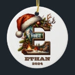 フェスティバルレターE Winter Scene with Santa Hat セラミックオーナメント<br><div class="desc">この手紙"E"のオーナメントで魅力的休日の精神を受け入れ、楽しい季節の詳細で飾られる。サンタハットやトナカイの〔雄ジカの〕枝角から手紙の中の雪の山、松の木、キャンプファイアまで、このデザインは素朴な休日の設定の暖かさをキャプチャする。居心地の良いキャビンがシーンを完成させ、その外の魅力に加わる。このオーナメントはカスタマイズ名前と日付であり、休日の装飾にユニーク備えた記念の品である。自然愛好家やフェスティバルの自然のtouch楽しむを飾る人に最適である。</div>