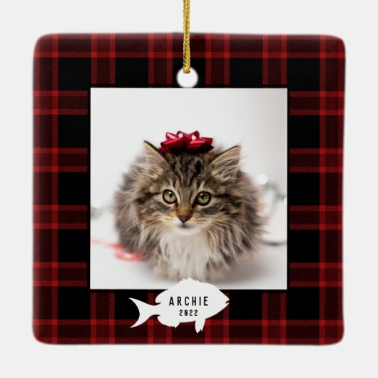 フェスティバルレッドバッファロープレイドキャットネームクリスマス セラミックオーナメント (裏面)