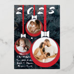 フェスティバルレッドブラック初めてのクリスマス3 Photo Collage 箔シーズンカード<br><div class="desc">この美しいクリスマスグリーティングカードと3枚の写真コラエレガントージで、愛する人にメリークリスマスを願う。Zazzleインターフェースを使用して、名前、メッセージ、写真を簡単にパーソナライズす頭が切れるる。私たちの店でより多くのクリスマスアイテムを探す。</div>