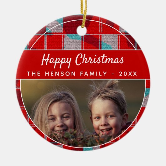 フェスティバルレッドプレイドハッピークリスマスファミリーフォト セラミックオーナメント (正面)