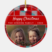 フェスティバルレッドプレイドハッピークリスマスファミリーフォト セラミックオーナメント (裏面)