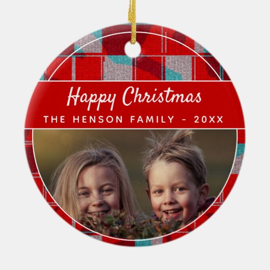 フェスティバルレッドプレイドハッピークリスマスファミリーフォト セラミックオーナメント (裏面)