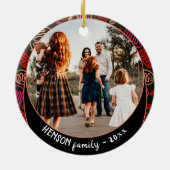フェスティバルレッドワンラインアートクリスマスファミリーフォトジェス セラミックオーナメント (裏面)