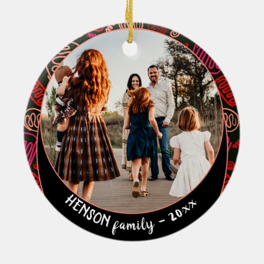 フェスティバルレッドワンラインアートクリスマスファミリーフォトジェス セラミックオーナメント (裏面)