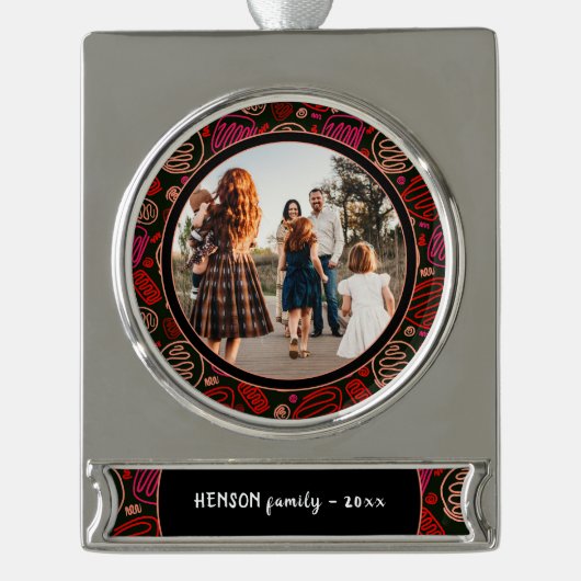 フェスティバルレッドワンラインアートクリスマスファミリーフォト シルバープレートバナーオーナメント (正面)