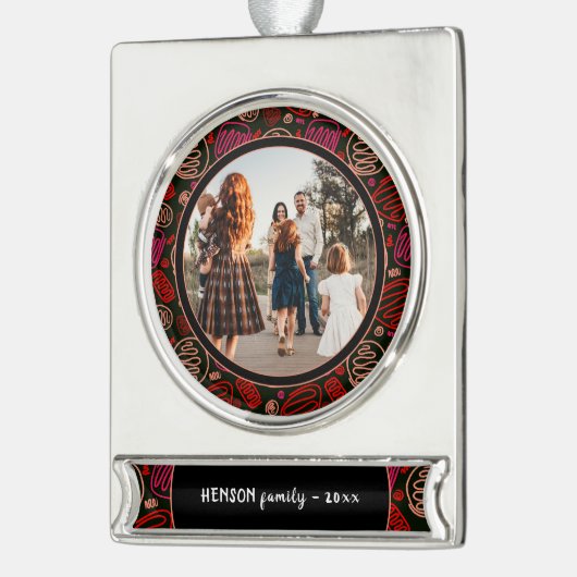 フェスティバルレッドワンラインアートクリスマスファミリーフォト シルバープレートバナーオーナメント (左)