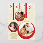 フェスティバルレッド私たちの初めてのクリスマス3 Photo Collage 箔シーズンカード<br><div class="desc">この美しいクリスマスグリーティングカードと3枚の写真コラエレガントージで、愛する人にメリークリスマスを願う。Zazzleインターフェースを使用して、名前、メッセージ、写真を簡単にパーソナライズす頭が切れるる。私たちの店でより多くのクリスマスアイテムを探す。</div>