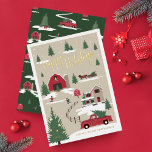 フェスティバルヴィンテージクリスマスツリーファームレッドトラック 箔シーズンカード<br><div class="desc">魔法と祝フェスティバルの休日のシーズンと私たちのの休日の写真の休日のカードカスタム。私たちのヴィンテージの休日のデザインは、クリスマスツリーの農場の風景を特徴とし、このクリスマスパターンは、農家、赤い納屋、子供の遊と、投雪の球、クリスマスツリー、赤いヴィンテージトラックを特徴とする農場クリスマスシーンを組み込む。このヴィンテージのクリスマスツリー農場のホリデーフォイルカードに含まれているすべてのアートワークは、Moothy Paperyによって手描きオリジナルのアートワークである。</div>