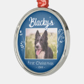 フェスティバル初めてのクリスマス子犬の写真の葉の青 メタルオーナメント (左)