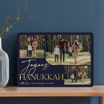 フェスティバル挨拶 | Joyous Hanukkah 3フォトコラージュ 箔シーズンカード<br><div class="desc">私たちのフェスティバルとエレガントハヌカーのカードデザインは、丸いコラージュのレイアウトでお気に入りのあなたの家族の写真の3つを表示するのに最適な方法である。デザインは金ゴールドフォイルタイポグラフィと手書き輝くの「ジョイ・ハヌカー」を備え、ミッドナイト・ブルーの背景にあなたの家族の名前を付けている。カードは白い星模様に逆向き。</div>